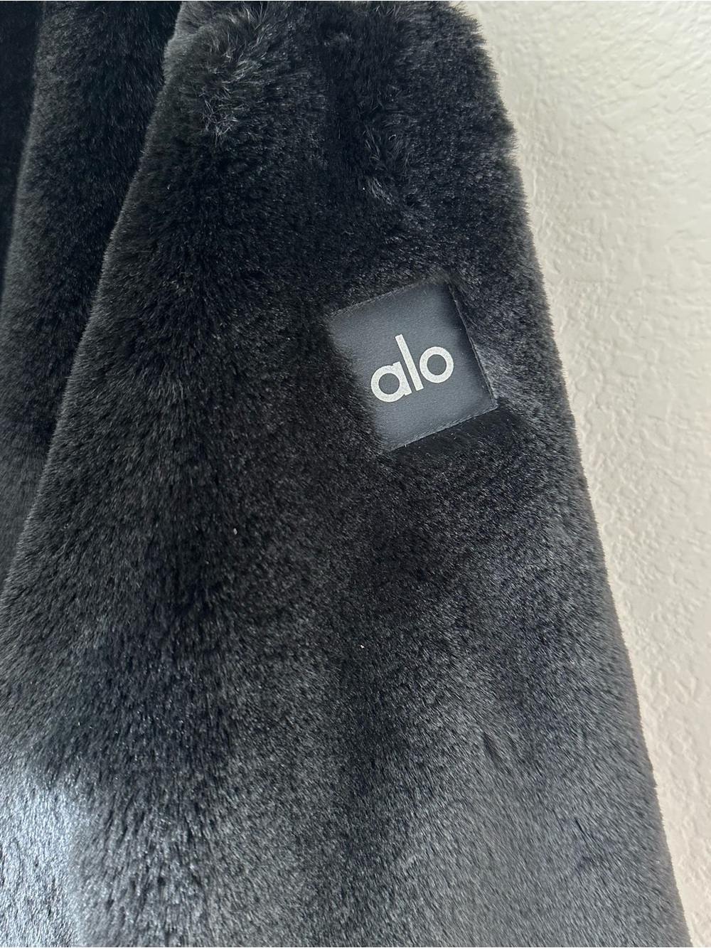 Alo Yoga Oversized Black Faux Fur
Trench Coat SZ XS - Picture 4 of 8
